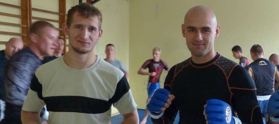 Na zdjęciu Tomasz Makowski (z lewej) i trener Dawid Tarasiewicz — obaj Arrachion Iława