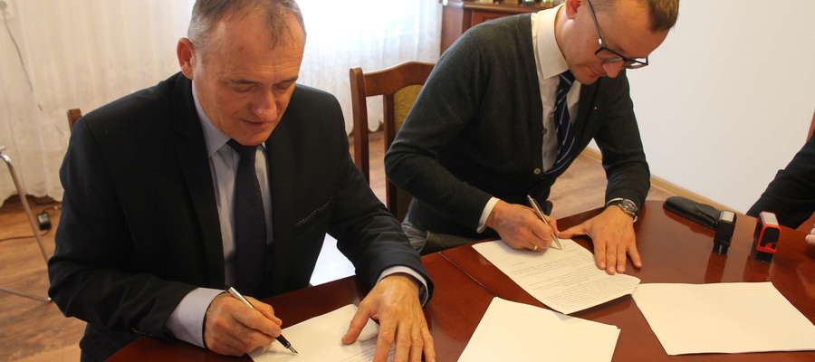 Podpisanie umowy na budowę drogi Turza Mała - Murawki