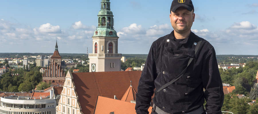 — Kontrolę przewodów kominowych powinien zawsze przeprowadzać uprawniony do tego kominiarz — mówi Sebastian Kryger, mistrz kominiarski z Olsztyna.