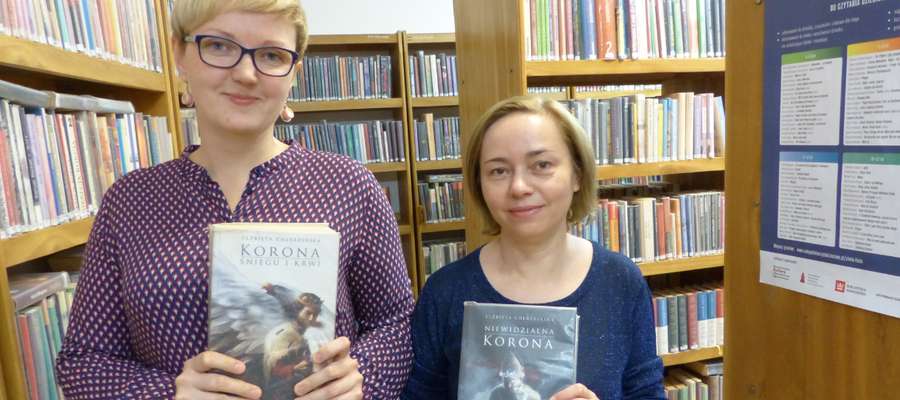 Pani Katarzyna (od lewej) wraz z panią Bożeną polecają nam powieści Elżbiety Cherezińskiej 
