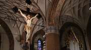 Olsztyn: zabytkowy krzyż w katedrze odzyskał oryginalne kolory