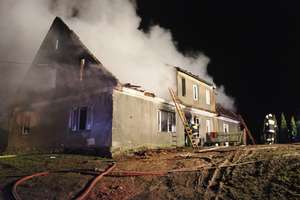 Spłonął dom w Różańcu. Lokatorzy opuścili budynek przed przybyciem straży pożarnej