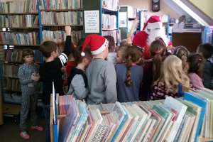Święty Mikołaj w bibliotece szkolnej w Zespole Szkół w Pieckach!