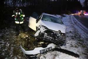 Wypadek pod Olsztynem. Na łuku drogi zderzył się z ciężarówką