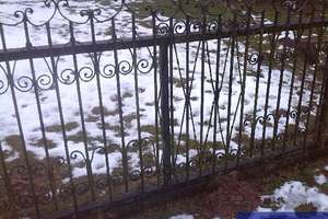 Kradł ogrodzenie z cmentarza by zrobić bramę wjazdową