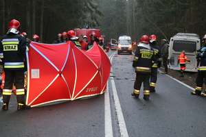 Śmiertelny wypadek pod Olsztynem. Autobus zderzył się z audi 