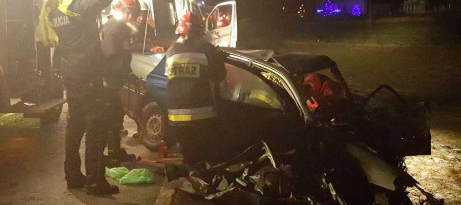 Wypadek w Lasecznie: obaj kierowcy po  czołowym zderzeniu byli zakleszczeni w swoich samochodach