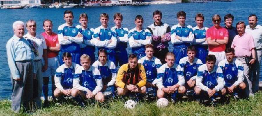 Mało wyraźne, ale jest — jedno z najbardziej znanych zdjęć drużynowych Jezioraka, wykonane w latach 90-tych na brzegu najdłuższego jeziora w Polsce 