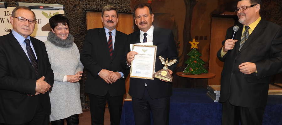  Prezes Zbigniew Ziejewski (w środku) po odebraniu nagrody z organizatorami konkursu
