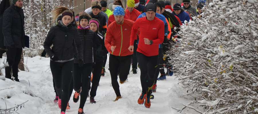 Uczestnicy Biegu Mikołajkowego w Miłomłynie mieli do pokonania trasę o długości 5 km