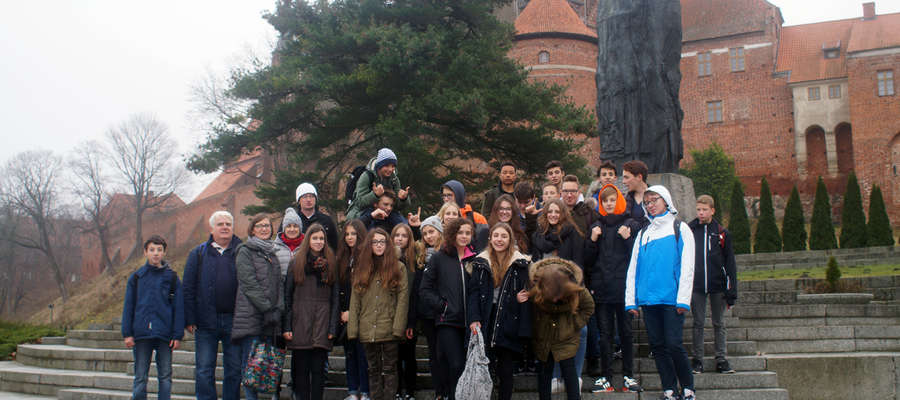 Uczestnicy wymiany przed pomnikiem Mikołaja Kopernika we Fromborku