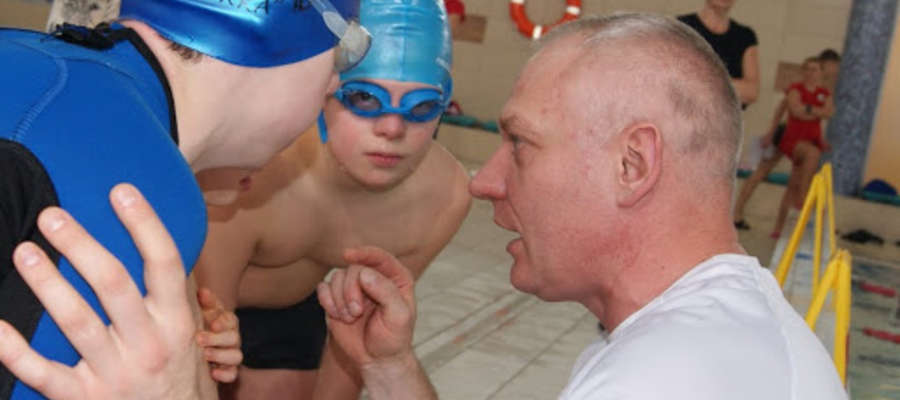 Arkadiusz Michalski (ZPSW i Orka Iława) instruuje młodych pływaków