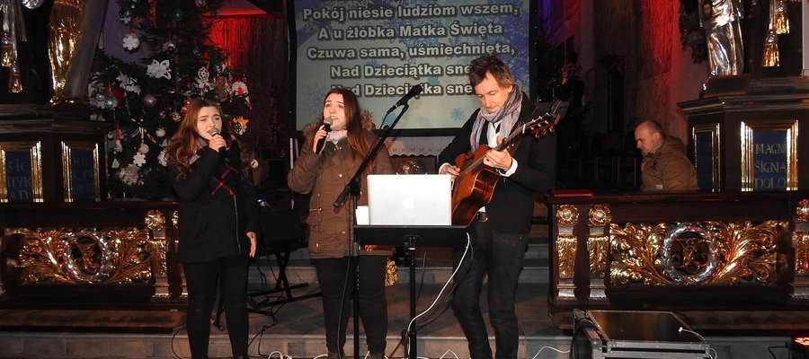 Maciej Miecznikowski zaśpiewał kolędy z Olą i Sylwią 