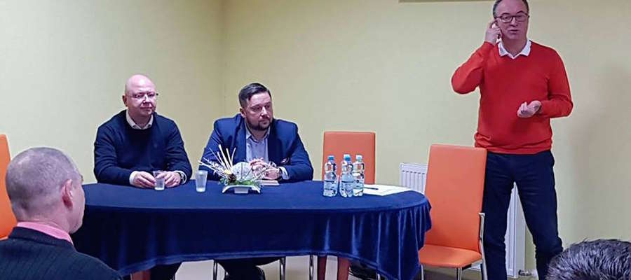 Przewodniczący SLD Włodzimierz Czarzasty (z prawej). Przy stole sekretarz generalny SLD Marcin Kulasek i członek rady krajowej SLD Marcin Woźniak z Iławy
