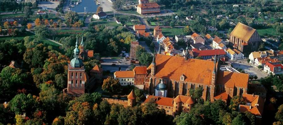 Frombork z lotu ptaka. Na pierwszym planie Wzgórze Katedralne z obiektami Muzeum Mikołaja Kopernika