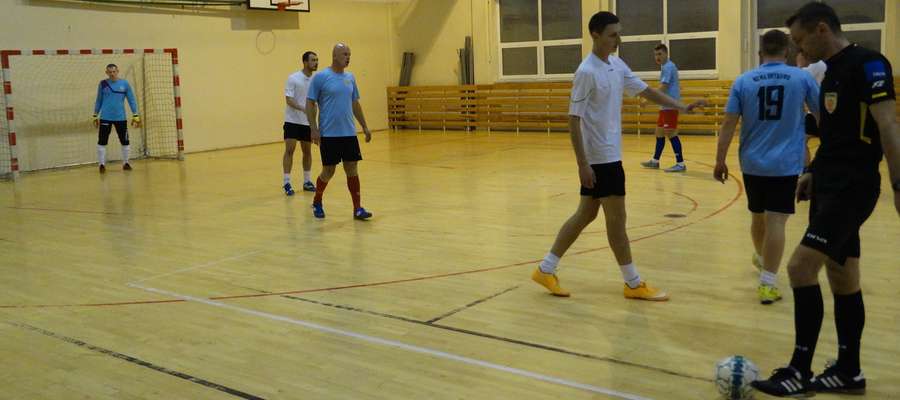 Dwanaście drużyn bierze udział w Gminnej Lidze Halowej Ligi Piłki Nożnej w Samborowie