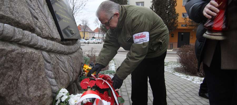 Kwiaty pod pomnikiem poświęconym ks. Jerzemu Popiełuszce składa Witold Darski
