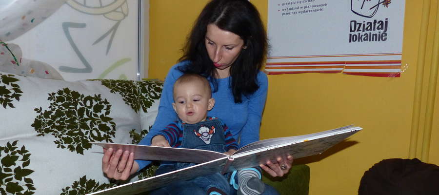 Anna Kopaczewska i jej 11-miesięczny synek Antek (starszy, Gabryś, był w szkole). Tu akurat w świetlicy na Starym Mieście w Iławie