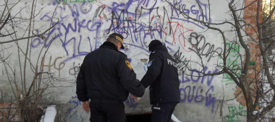 Policjanci i strażnicy miejscy sprawdzają zimą miejsca, w których mogą być bezdomni