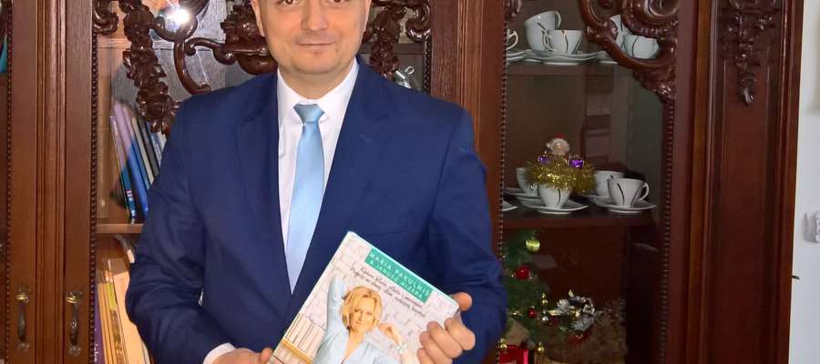Burmistrz Giżycka Wojciech Karol Iwaszkiewicz poleca książkę Marii Pakulnis i Janusza Mizery "Sceny kuchenne"
