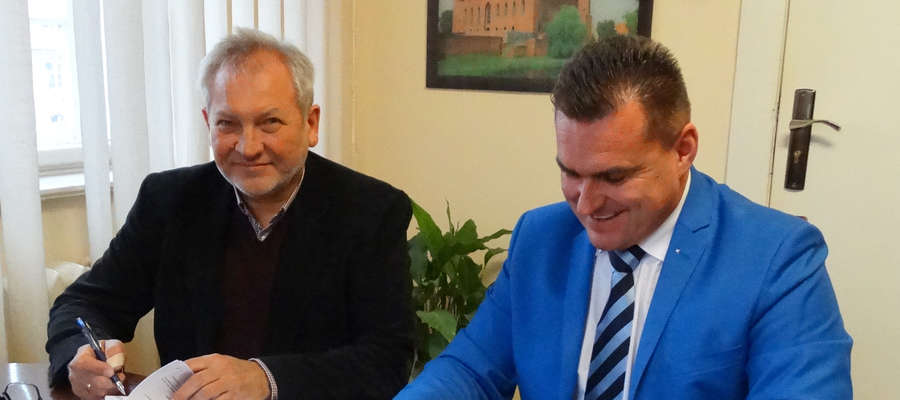  Wójt Fabian Andrukajtis i dyrektor Krzysztof Wołodko podpisali umowę na remont drogi do Pilnika