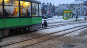 Jechał sankami za tramwajem. Stanie za to przed sądem