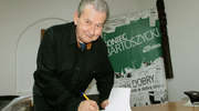 Witold Kiejrys podpisuje swoją książkę w redakcji "Gońca Bartoszyckiego".