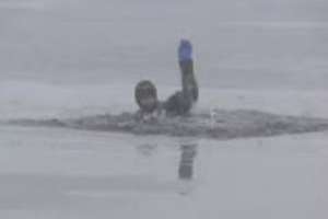 Załamał się pod nim lód – pomógł mu wędkarz, który był w pobliżu