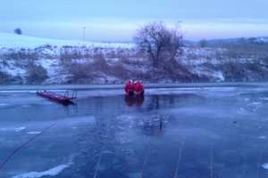 Strażacy z Bartąga uratowali łabędzia, który przymarzł na Łynie
