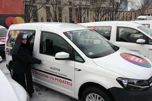 WOŚP ponad podziałami przekazuje samochód specjalistyczny dla warmińskiego Caritasu