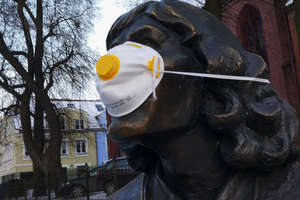 Kopernik z maską przeciwpyłową. Happening stowarzyszenia FRO