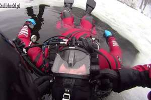 Strażackie ćwiczenia. Nurkowie zeszli pod lód na jeziorze Martwym [zdjęcia]