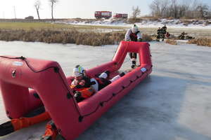 Strażacy ćwiczyli na lodzie