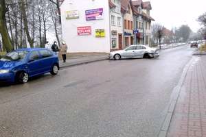 21-letni kierowca BMW wyprzedzał w mieście, w pobliżu przejścia dla pieszych. Na "szczęście" skończyło się jedynie stłuczką