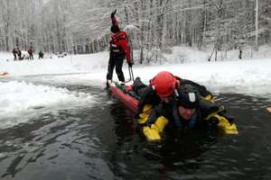 Strażacy ćwiczyli ratownictwo lodowe na Jeziorze Martwym