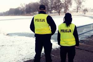 Policjanci ostrzegają przed wchodzeniem na lód
