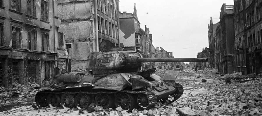 Jeden ze zniszczonych czołgów przez wiele powojennych miesięcy stał na Starym Rynku, niedaleko Bramy Targowej