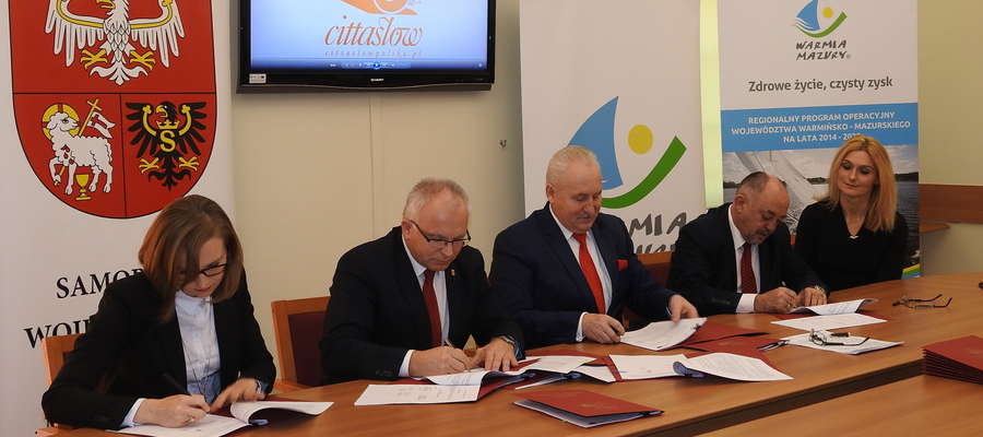 Moment podpisania umów w Urzędzie Marszałkowskim