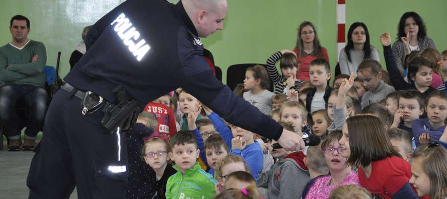 Policjanci rozmawiali z dziećmi o bezpieczeństwie 