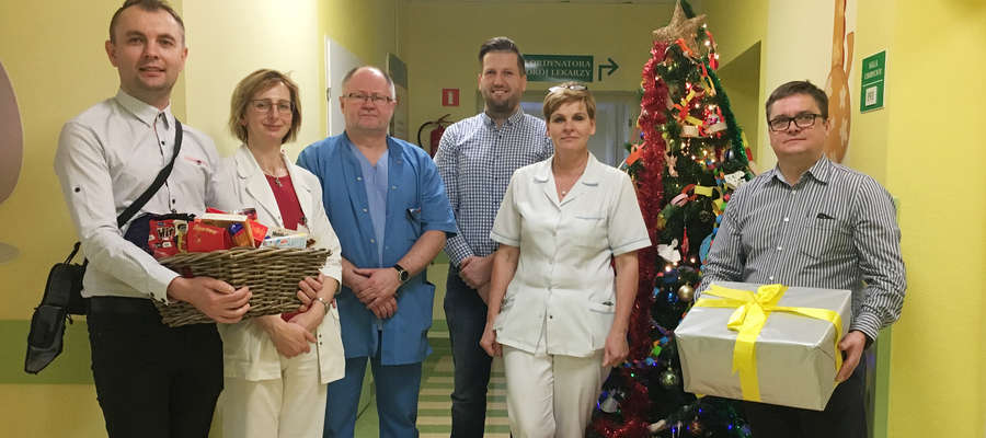 Przedstawiciele lubawskiego oddziału firmy Ikea z prezentami dla iławskiego szpitala i personelem 
