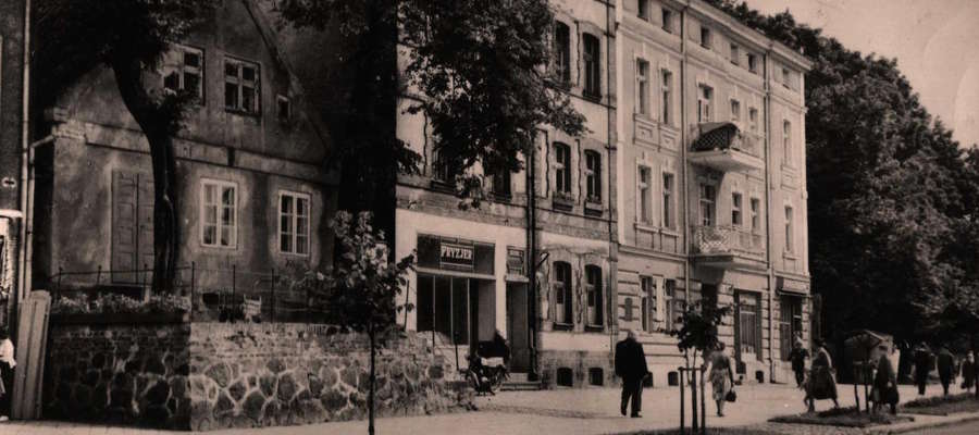 Miejsce na ulicy Warszawskiej w Giżycku, gdzie stał dom rodzinny Wojciecha Kętrzyńskiego. Ujęcie z lat 60-tych ub. wieku