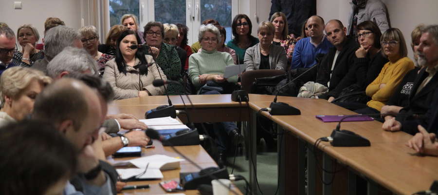 Podczas obrad komisji oświaty rodzice usłyszeli deklarację burmistrza Petrykowskiego, że nie zamierza niczego zmieniać w sieci szkół podstawowych w mieście.