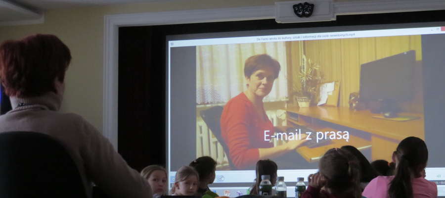 W trakcie warsztatów Ewa Maksymowicz prezentuje dzieciom film własnego autorstwa.