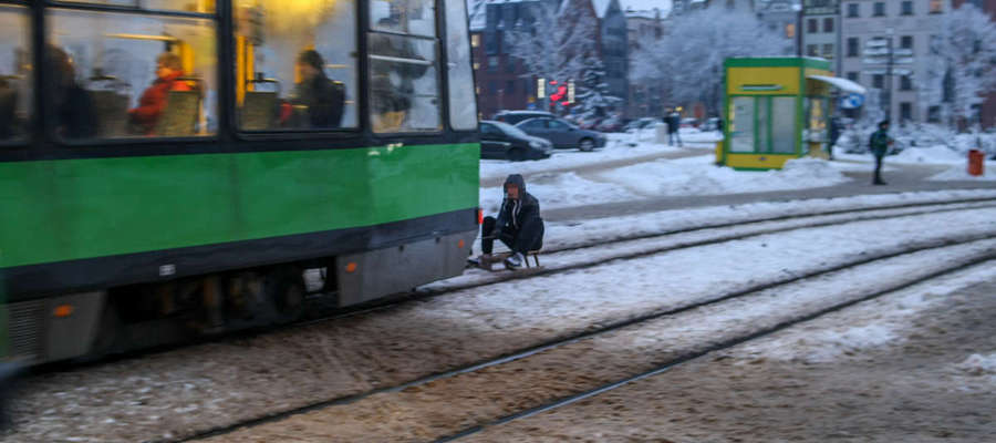 Mężczyzna przyczepił sanki do tramwaju