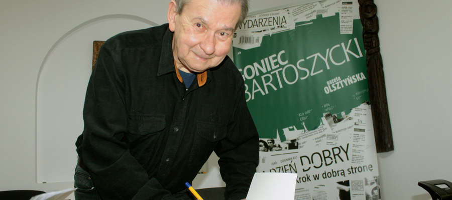 Witold Kiejrys podpisuje swoją książkę w redakcji "Gońca Bartoszyckiego".