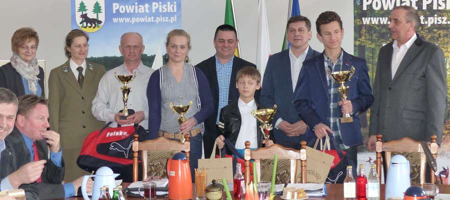 Laureaci, sponsorzy i organizatorzy plebiscytu na Najpopularniejszego Sporowca Powiatu Piskiego w 2014 roku