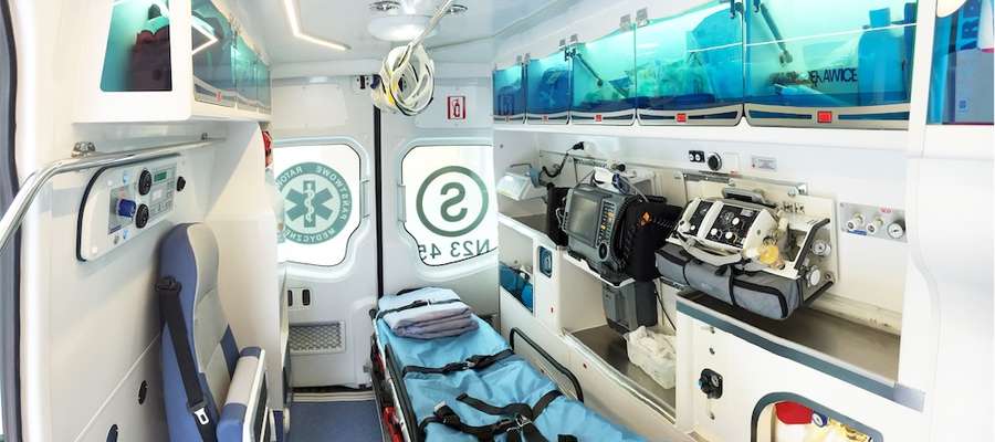 Ambulans jest wyposażony w najnowocześniejszy sprzęt medyczny 
