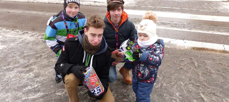 Na ulicach Braniewa kwestuje aż 240 wolontariuszy, którzy zbierają pieniądze dla dla dzieci i seniorów