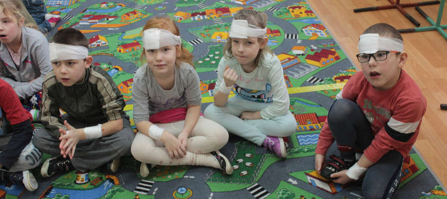 Przedszkolaki ćwiczyły opatrywanie ran głowy i kończyn.