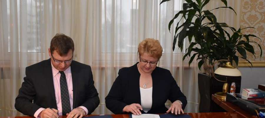 Umowę bezterminowego użyczenia sprzętu z burmistrz Sępopola Ireną Wołosiuk podpisał wojewoda Artur Chojecki